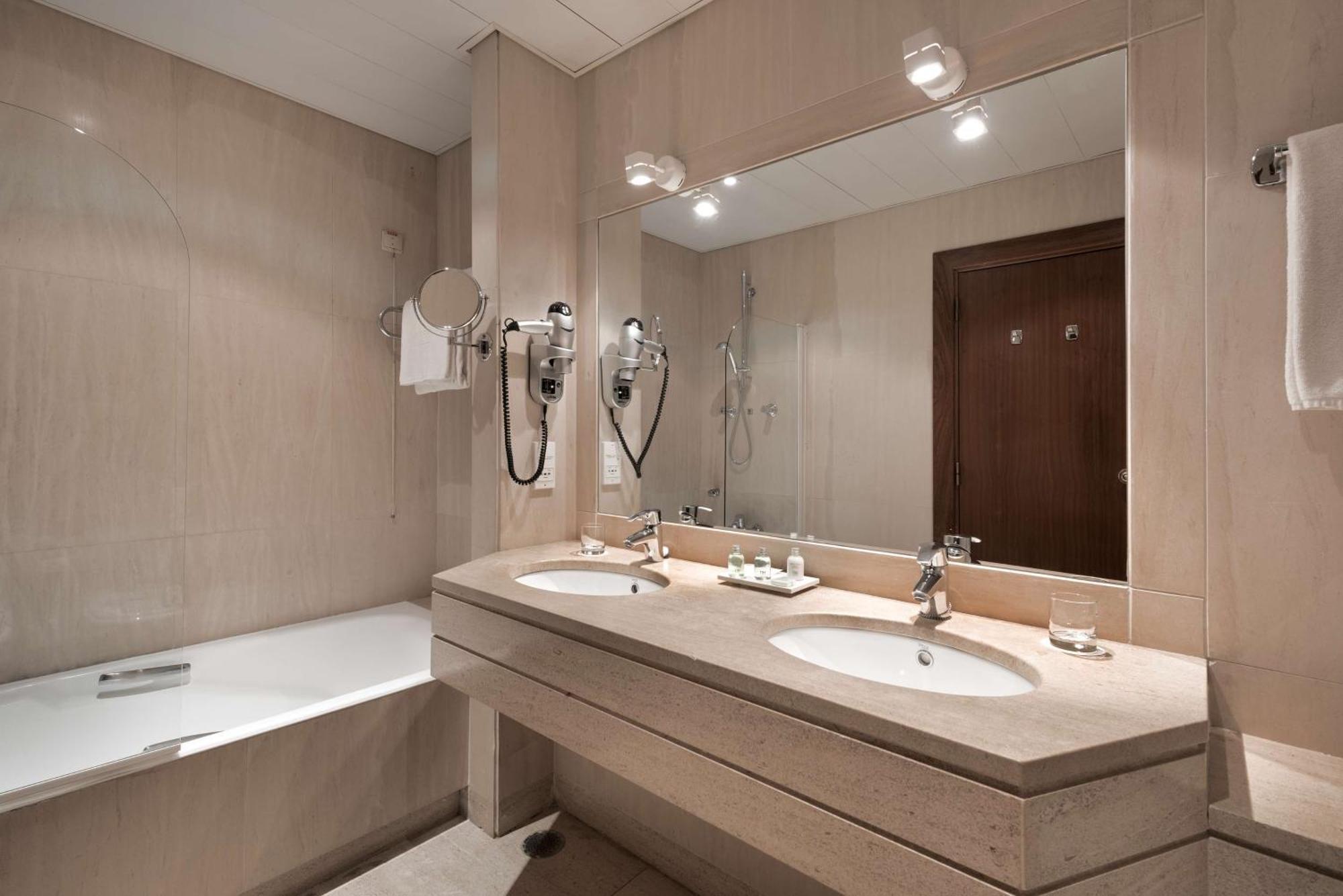 Nh Lisboa Campo Grande Hotel Екстериор снимка